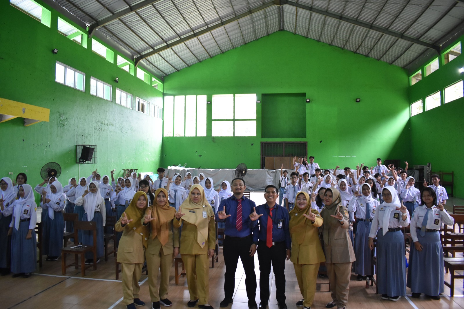 Membangun Generasi Literat Bersama Perpustakaan UNIMUS di SMA Negeri 2 Mranggen