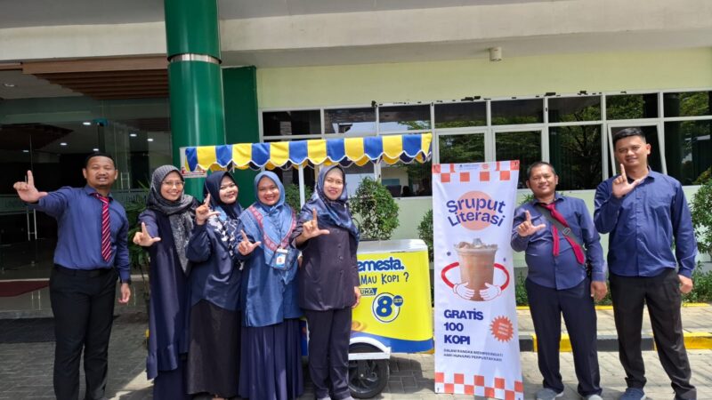 Perpustakaan UNIMUS Bagikan 100 Kopi Gratis di Hari Kunjung Perpustakaan