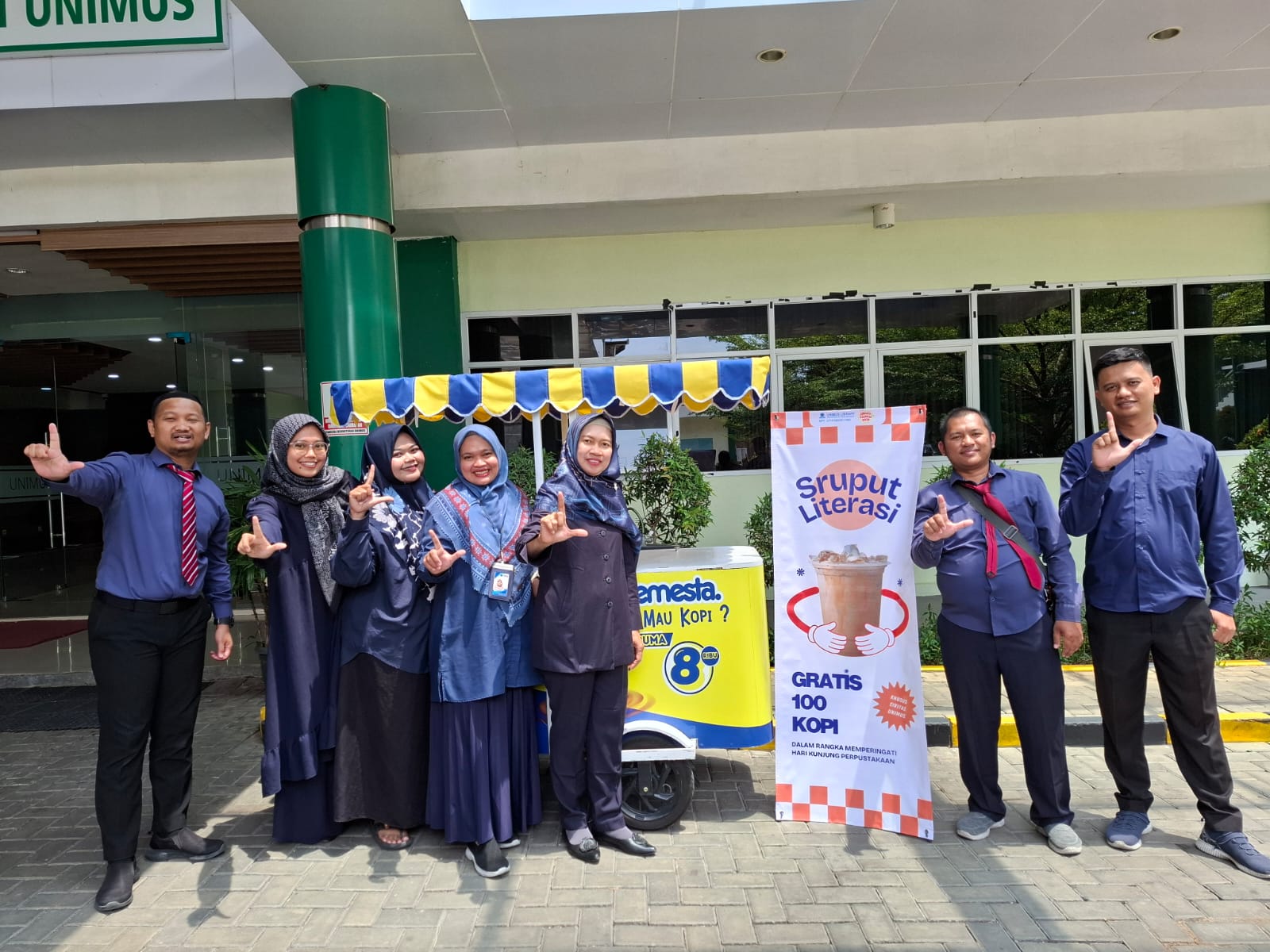 Perpustakaan UNIMUS Bagikan 100 Kopi Gratis di Hari Kunjung Perpustakaan